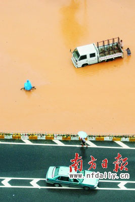 東莞莞太路虎門至東莞方向積水嚴(yán)重,部分車輛受困。　　蘇仕日攝
