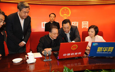 溫家寶瀏覽中國政府網訪談頁面