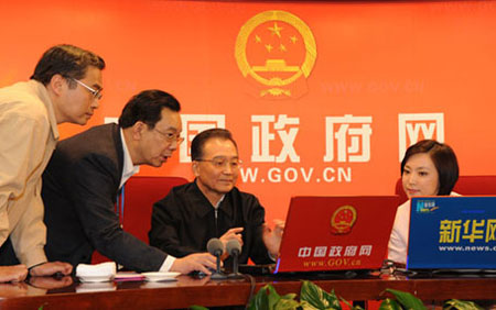 溫家寶仔細瀏覽網友提問