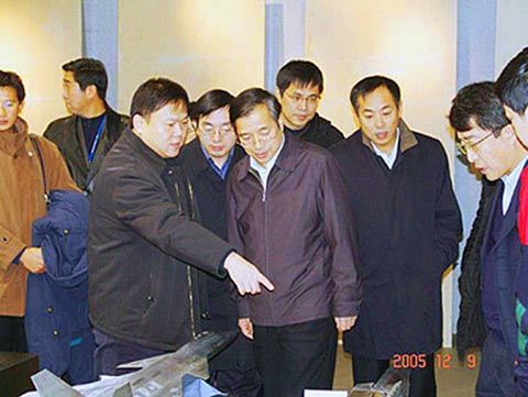 2005年底，上級領(lǐng)導(dǎo)視察沈飛，左下角即為新型戰(zhàn)機(jī)模型(來源：國防科工委網(wǎng)站)