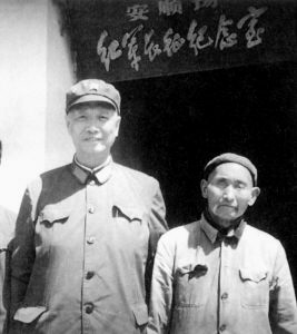 1981年3月，張震重返安順場，與當年紅軍搶渡大渡河時的老船工合影。（資料圖片）