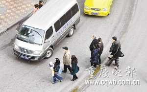 昨日，渝中區，不少路人隨意穿行在公路中 記者 楊帆 攝
