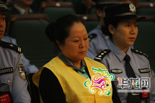文強妻子周曉亞在今日的宣判現場 市高院供圖 華龍網發