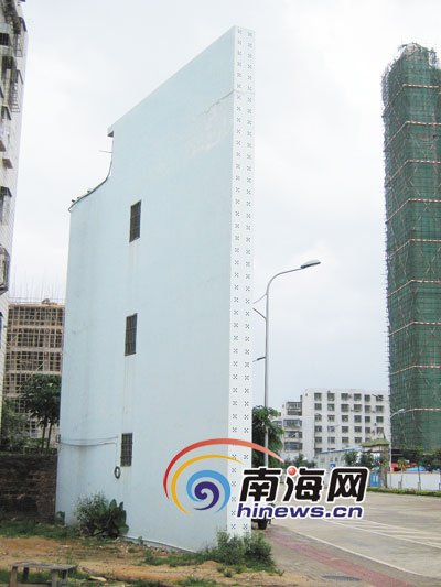 海口出現一棟“樓薄薄” 最厚處也才3米多