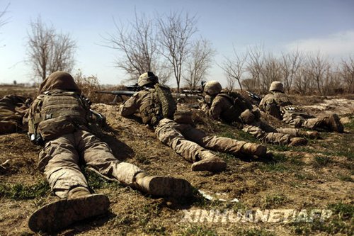 在阿富汗南部赫爾曼德省馬爾賈地區，美軍狙擊手在一次軍事行動中臥倒隱蔽。新華社/法新