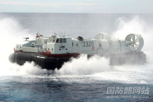 氣墊艇離開母艦，首次駛向深藍(lán)。特約記者 鐘魁潤 攝