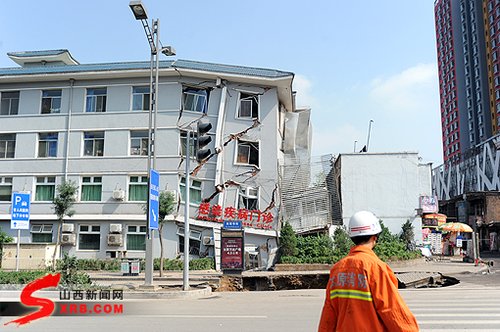 圖為感染疾病門診樓發生坍塌 程剛/攝