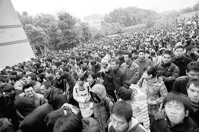 2009 年11月29日，在湖北武漢華中科技大學考點，考生們走進考場。當天，2010年度中央機關及其直屬機構公務員錄用考試公共科目筆試在全國31個考區的44個城市的800多個考點同步開考，有近百萬人參加考試。 王瀟瀟/CFP 