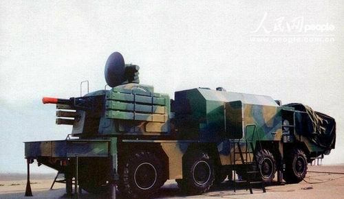 新“陸盾”2000型彈炮合一近程防空武器系統采用了全新的底盤。炮手在車箱中段全封閉的工作站內操作。