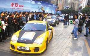 昨日，香港保時(shí)捷車隊(duì)在解放碑吸引市民圍觀。本報(bào)記者 楊新宇 攝