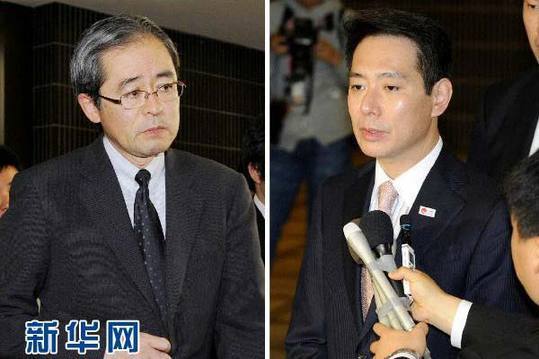 11月3日拍攝的拼版照片顯示：日本駐俄羅斯大使河野雅治在東京向日外相前原誠(chéng)司匯報(bào)完后走出日本外務(wù)省（左）和日本外相前原誠(chéng)司接受記者采訪（右）。當(dāng)日，暫時(shí)被召回的日本駐俄羅斯大使河野雅治抵達(dá)日本首都東京，并向日外相前原誠(chéng)司匯報(bào)此次俄總統(tǒng)視察爭(zhēng)議島嶼的相關(guān)情況。 新華社/共同社
