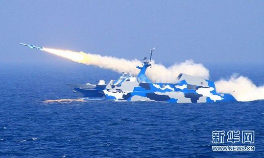 新型導(dǎo)彈艇在演練中對海上目標(biāo)發(fā)射反艦導(dǎo)彈。