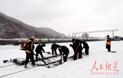 11月8日大雪襲擊吉林地區 車務段龍潭山站清掃道岔(來源：人民鐵道報)