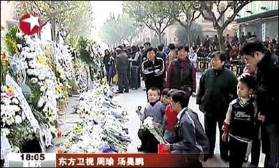 昨日，上海市群眾自發前往火災現場悼念遇難者。東方衛視截圖