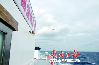 日本偵察機(jī)(紅圈所示)圍繞著我漁政310船上空盤旋。黃應(yīng)來盧松江攝