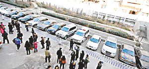 關(guān)建軍犯罪組織的停車場停放了30余輛汽車，路虎、奧迪Q7、寶馬X6只算是其中普通的，關(guān)建軍的座駕是勞斯萊斯幻影，價值840萬。