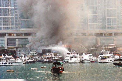 香港船廠大火數次爆炸 前港督游艇被焚毀(圖)