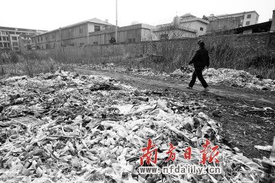 3月24日，浙江臺州市速起蓄電池有限公司廠房外邊堆滿了廢舊垃圾。近日，臺州路橋區峰江街道上陶村139名村民出現由蓄電池污染引起的血鉛含量超標