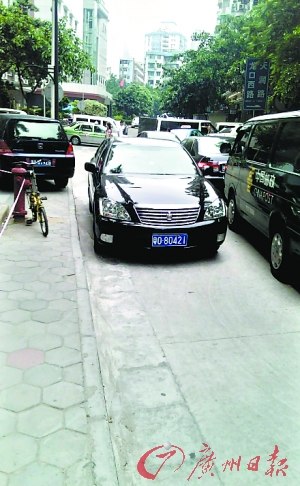 “粵O80421”車在龍口西路逆行（圖片來自網友“人靚聲甜”微博，請與本報聯系領取稿酬）。
