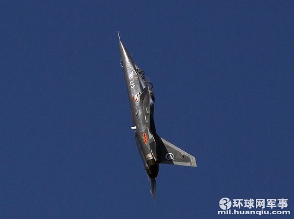 中航工業L-15“獵鷹”06號機飛上珠海藍天