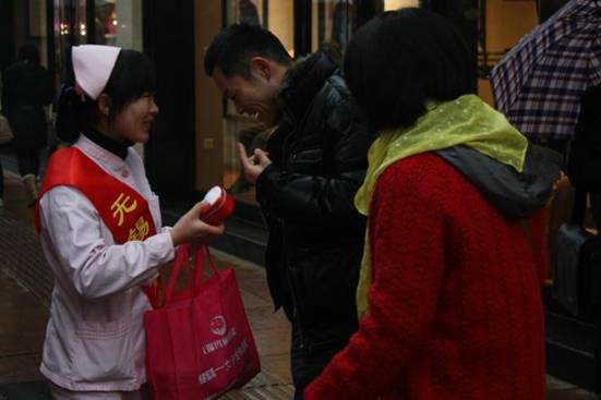 無錫市婦聯瑪麗亞巾幗志愿者贈送情人節禮物.jpg