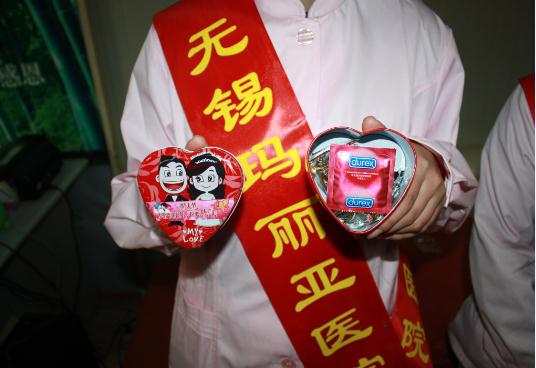 禮品內容為情人節巧克力與避孕套.jpg