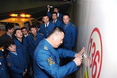 探秘青島膠州灣隧道內逃生法門