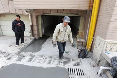 青島一小區業主挖地三尺建車庫