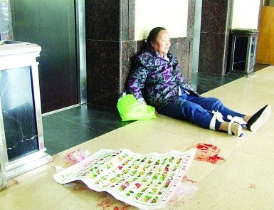 電梯里擠滿老人，猛地一顛，迅速墜落。