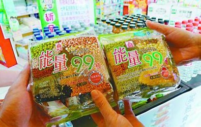 圖一：在經(jīng)七緯一路統(tǒng)一銀座超市，兩種包裝雷同的能量99棒擺放在同一個柜臺上。