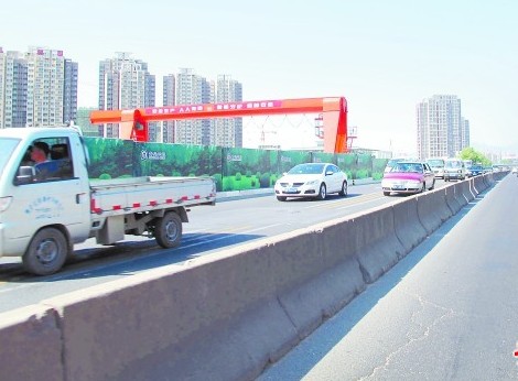 黑龍江路中間混凝土制的隔離墩在夜間難以看清。