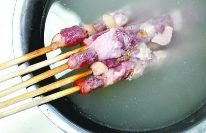 肉串泡在熱水中后，清水變成了'濃湯'。