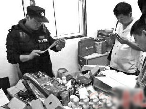 工作人員現場查看各個產品的說明書