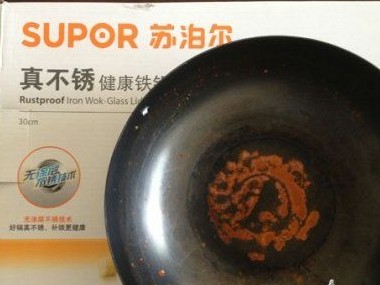 使用三天后的蘇泊爾“真不銹”鍋，銹跡斑斑。
