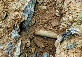 17日剛剛維修好的管道漏點,回填土中施工方填埋的石塊清晰可見