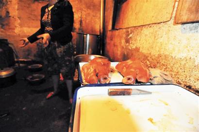 發霉小黑屋做出豬頭肉 