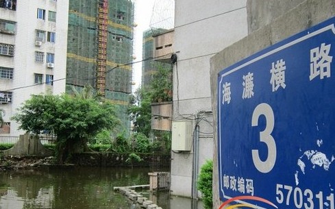 海濂橫路3號正門口，一眼望去全部是水，第一棟樓的居民們自行用大磚頭鋪路