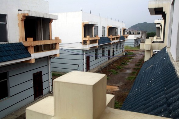 安置小區被指豆腐渣工程 災民寧住板房不搬新居