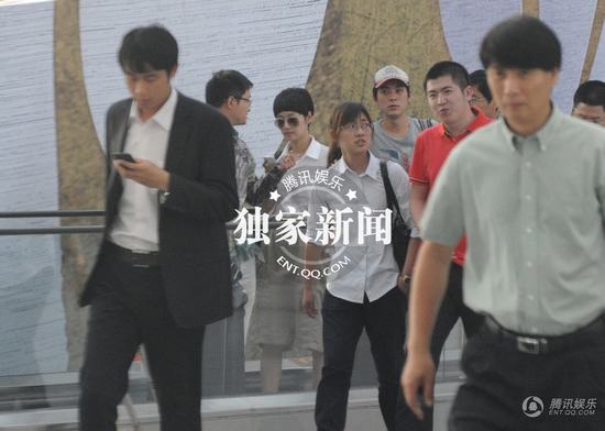 馬伊琍撇文章回京 神秘男充當護花使者