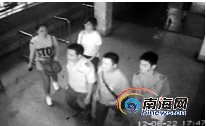 醫院錄像顯示，在醫院發生毆打事件后3名協警從大門離開(翻拍)