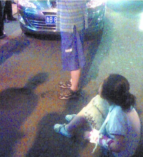 10歲女童被撞骨裂 家人任其坐路邊先保護現場
