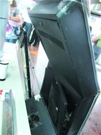 疑手機吸費暴躁男大鬧營業廳 踹壞萬元抽號機