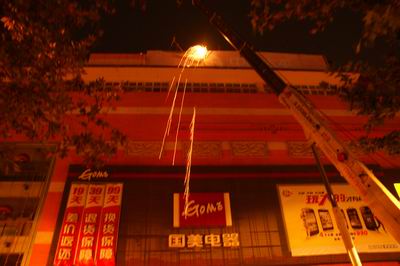 3噸重銹蝕廣告樓頂鬧懸 城管夜戰5小時強拆