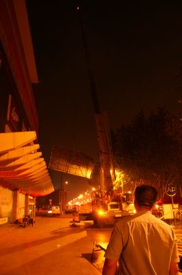 3噸重銹蝕廣告樓頂鬧懸 城管夜戰5小時強拆