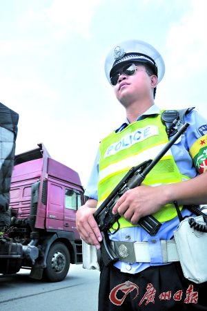 為應對各類突發情況，7月5日上午，京珠高速太和站，交警全副武裝整治高速公路行車秩序。記者莫偉濃 攝
