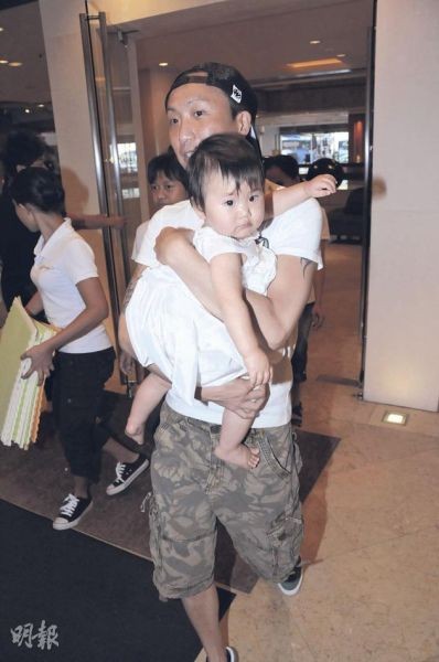 Emma玩到頭發亂了鞋子也脫掉了