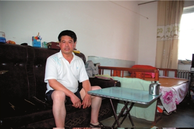 兒子被殺后，董恩悌一家搬出村子，在一個(gè)臨時(shí)地點(diǎn)蝸居了11年。