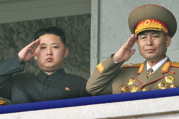 朝鮮人民軍總參謀長李英浩15日被免去一切職務。圖為金正恩左與李英浩合影的資料圖片。