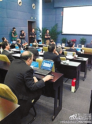 浙大校長楊衛正在用筆記本電腦玩牌。