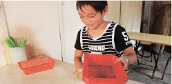 青島留守兒童:4點(diǎn)開始干活 只想有雙運(yùn)動鞋